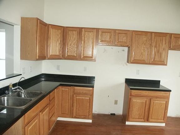 4th image of 1561 Roscommon Dr