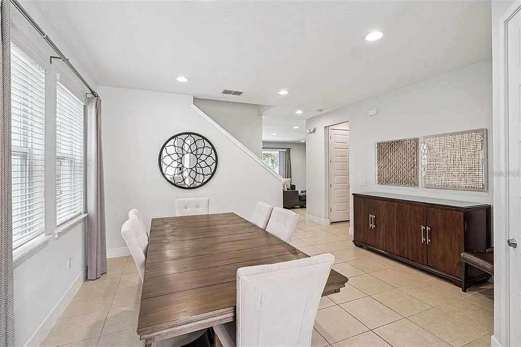 5 bed, 5.0 bath, 2570 sqft, $4,200 — Photo 4