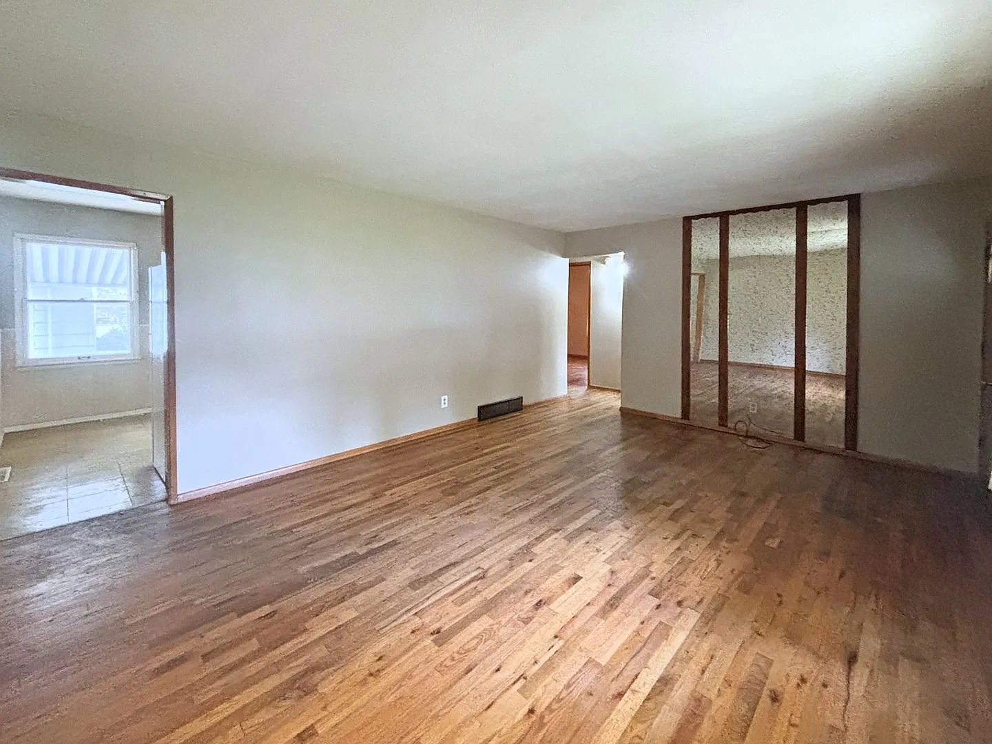 7215 S 71st Ave 3 Bed/1 Bath in Papillion La Vista Schools | Hardwood Floors, Fenced Yard, Detach... — Photo 3