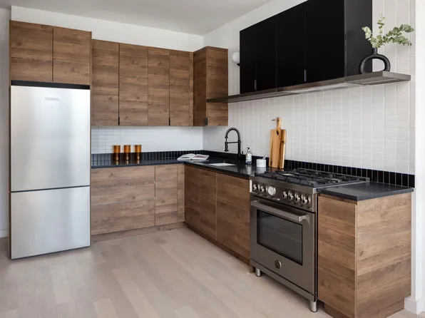 979 Pacific Street image 4 of 12