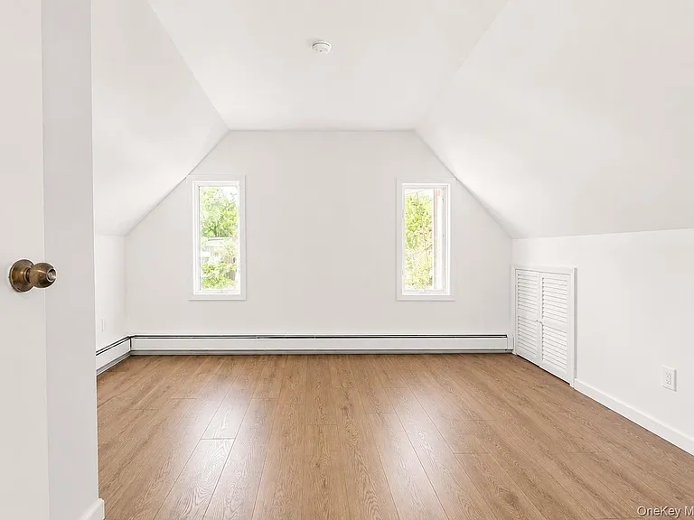 60 Morris Ave — Photo 22