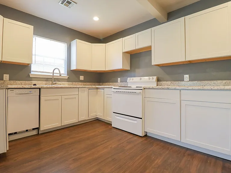353 S Zunis Ave Duplex — Photo 9