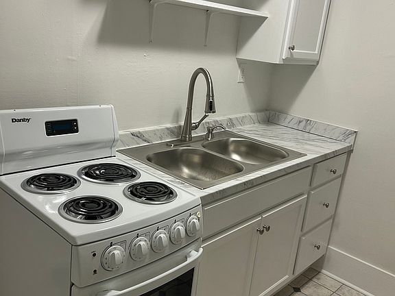 4th image of 1021 E Bell St #5