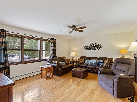 3rd image of 8 Columbine Ave