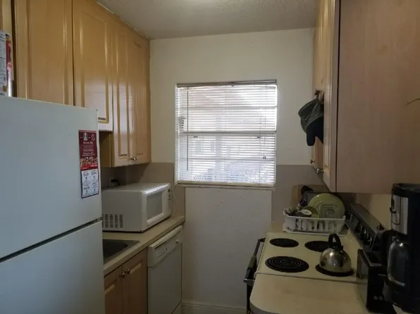 110 SE 2nd St APT 300, Hallandale, FL 33009