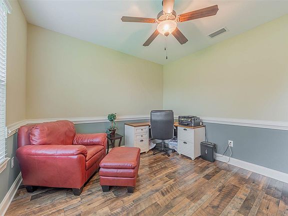 5th image of 4945 Red Oak Dr.