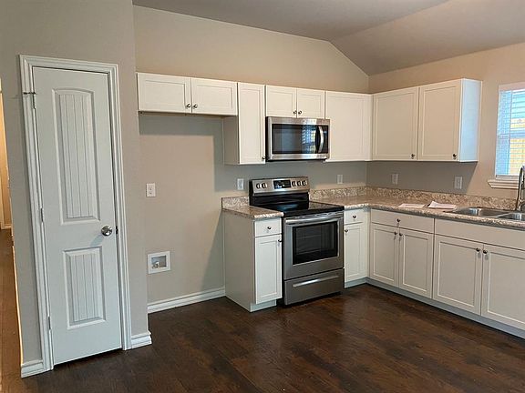 2nd image of 835 E Harvey Ave