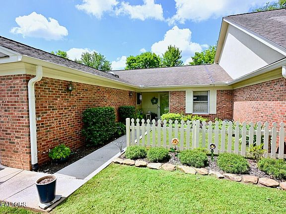 3rd image of 703 Dundee Dr