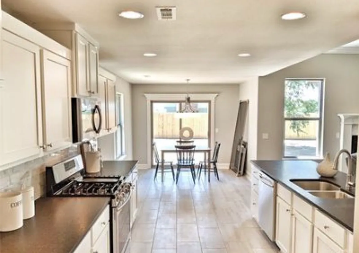 3 bed, 1600 sqft, $2,100 — Photo 2