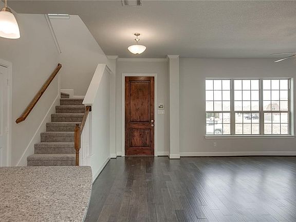 2nd image of 909 Plaza Ln
