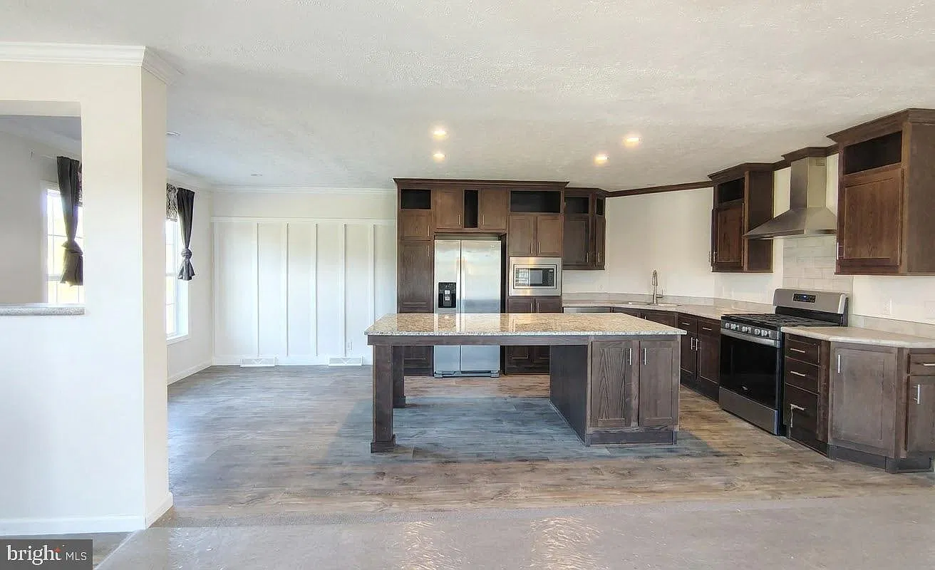 3 bed, 2.0 bath, 1300 sqft, $3,250 — Photo 3