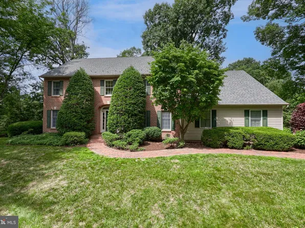 1 Warren Cir, Lititz, PA 17543