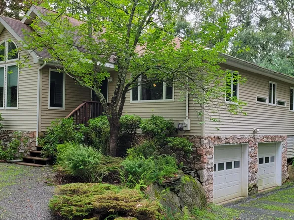 135 Buckboard Ln, Hawley, PA 18428