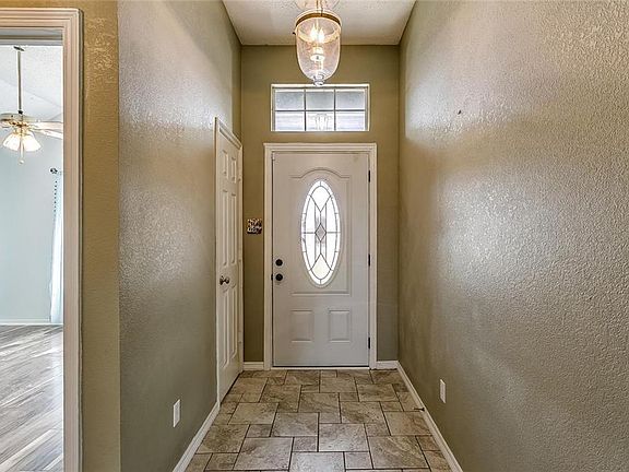 3rd image of 213 Castleridge Dr
