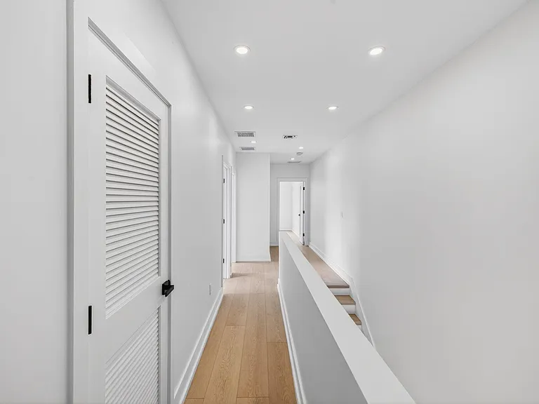 507 SW 11th St — Photo 35