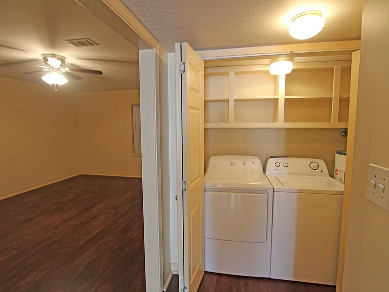 211 Chevy Chase Dr — Photo 6