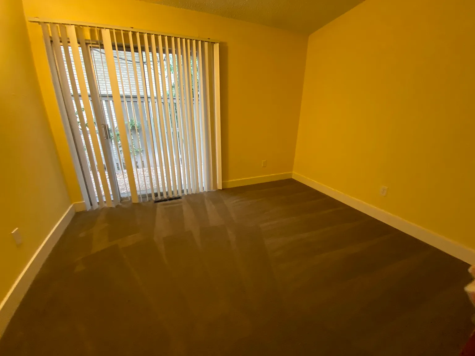 3 bed, 893 sqft, $930 — Photo 2