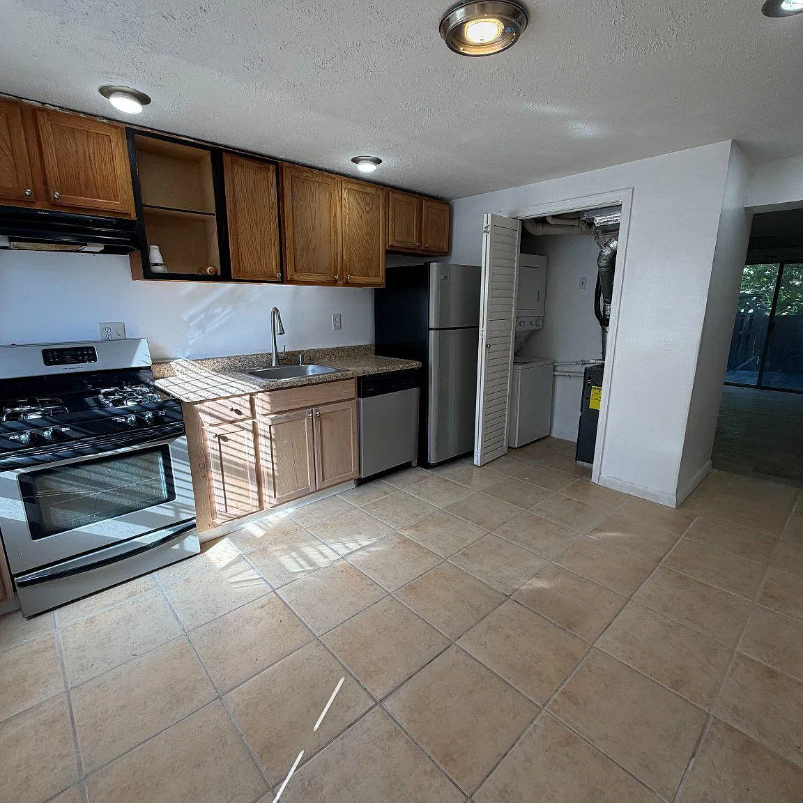 2 bed, 1.0 bath, 818 sqft, $1,800 — Photo 2
