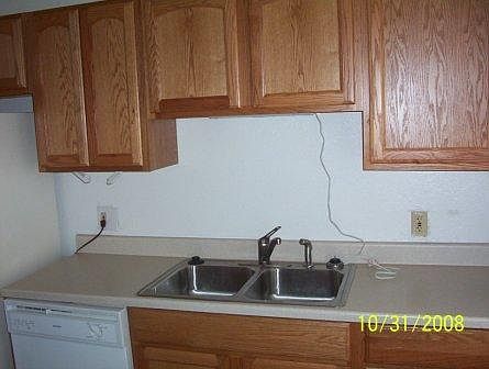5th image of 209 E Broadway Ave