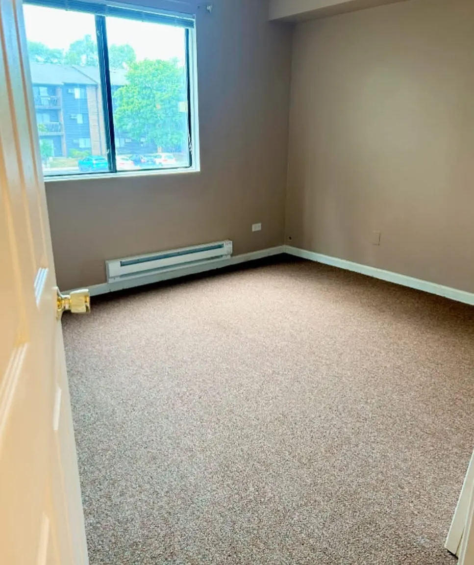 3 bed, 2.0 bath, 1100 sqft, $2,003 — Photo 2