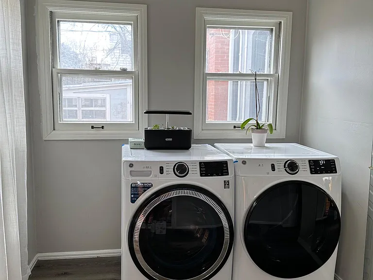 1070 Cook St — Photo 2