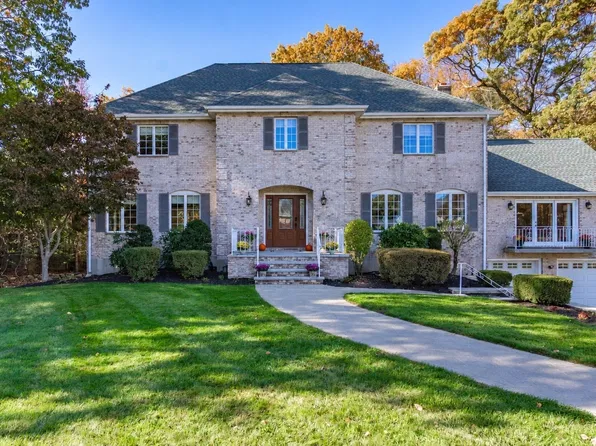 135 Lauricella Ln, Waltham, MA 02452