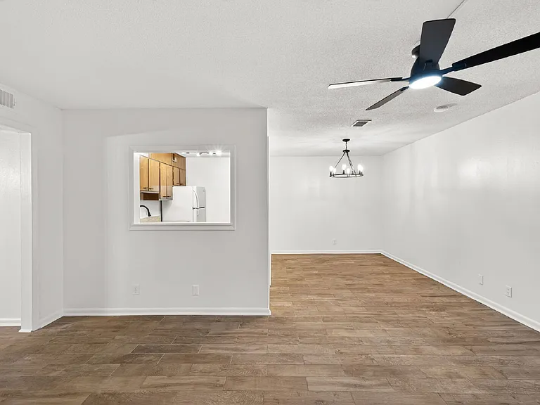 325 Cambout St — Photo 11