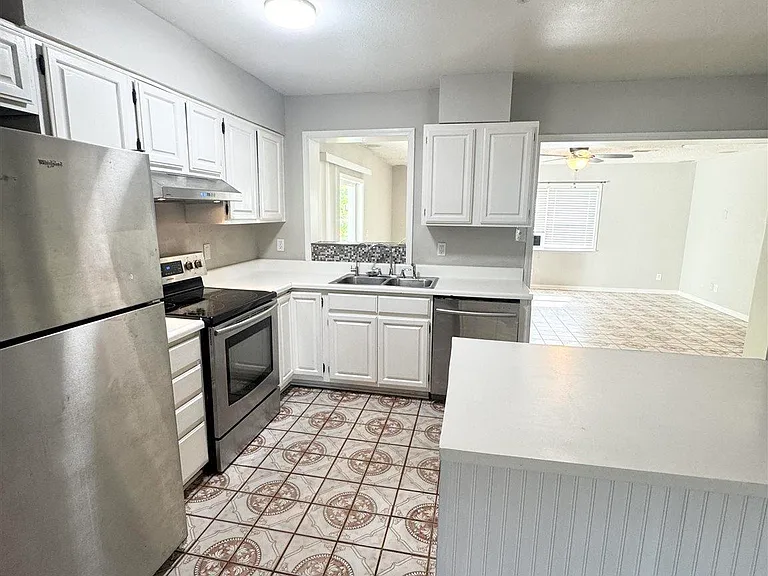 802 Blue Springs Dr — Photo 5