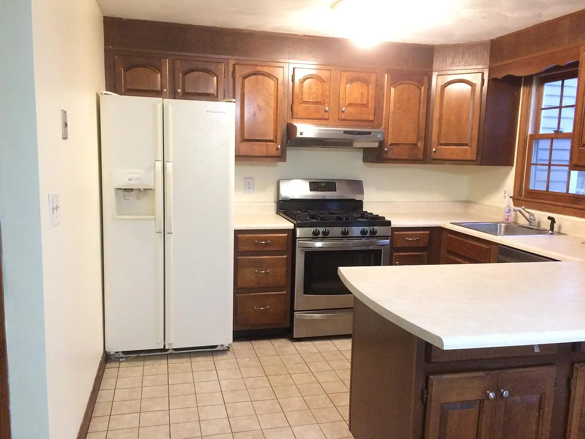Kitchen - 328 Wellman Ave