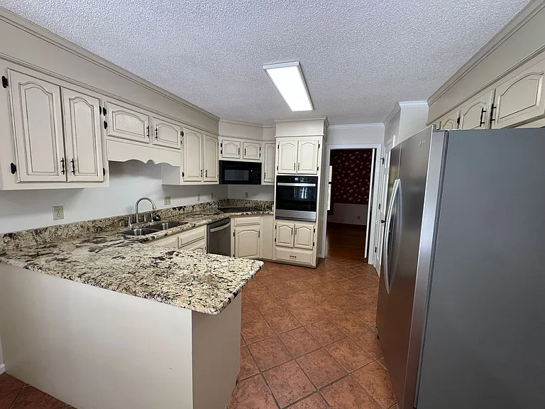 307 Fallingbrook Dr — Photo 8