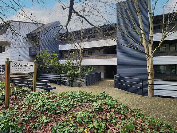 The Islandian has new siding!