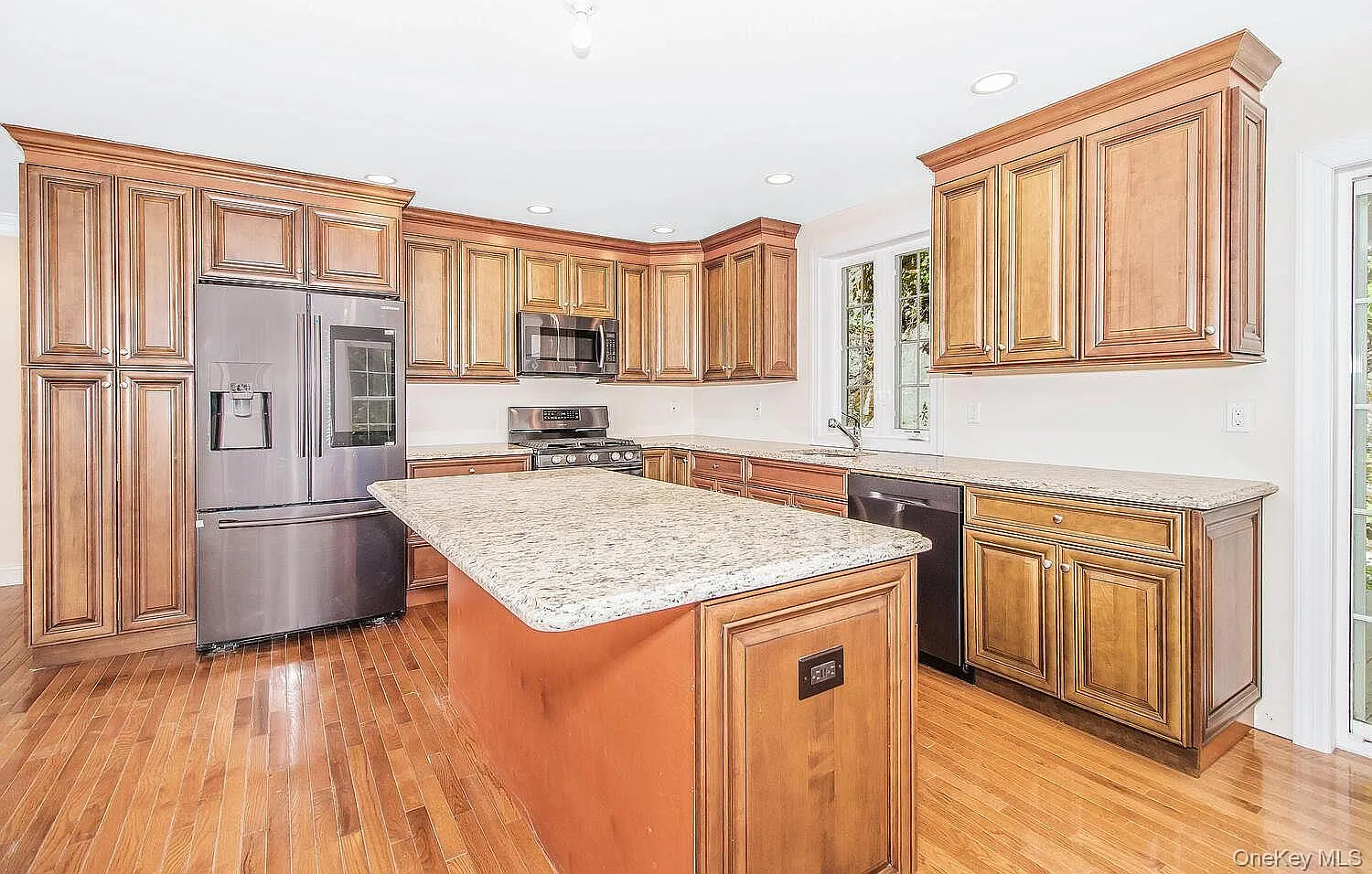 4 bed, 2.5 bath, 2850 sqft, $6,950 — Photo 4