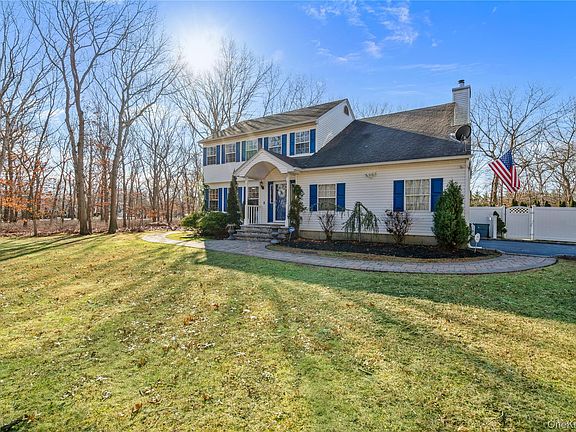 4th image of 194 Miller Place Road