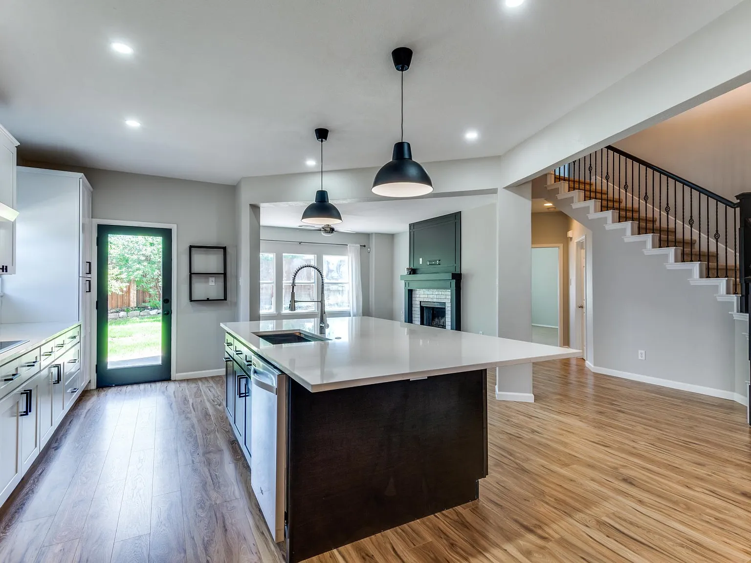 4 bed, 2.5 bath, 2630 sqft, $2,990 — Photo 2