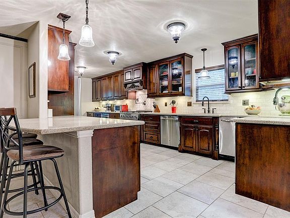 4th image of 4011 Laurel Grove Dr