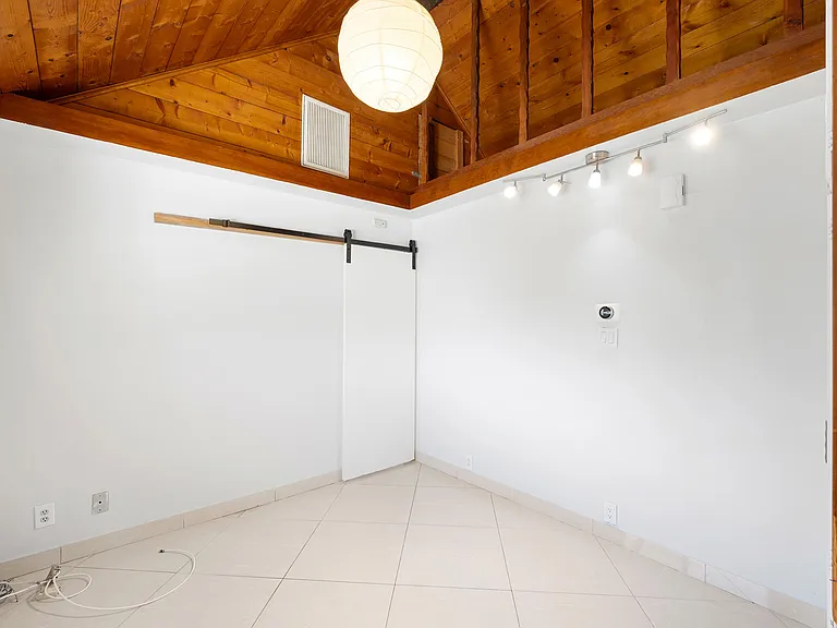 10227 Helendale Ave — Photo 14