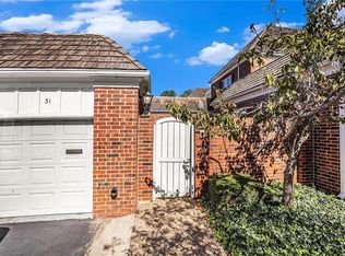 31 Compton Ct, Prairie Village, KS 66208