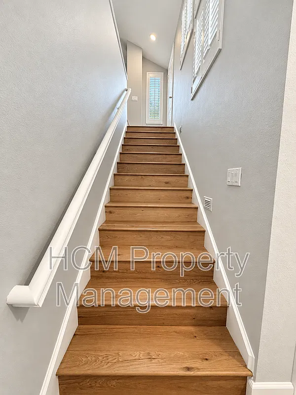 1 bed, 1.5 bath, 905 sqft, $2,995 — Photo 3