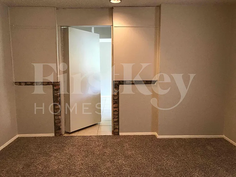 2710 Peachtree Ln — Photo 8