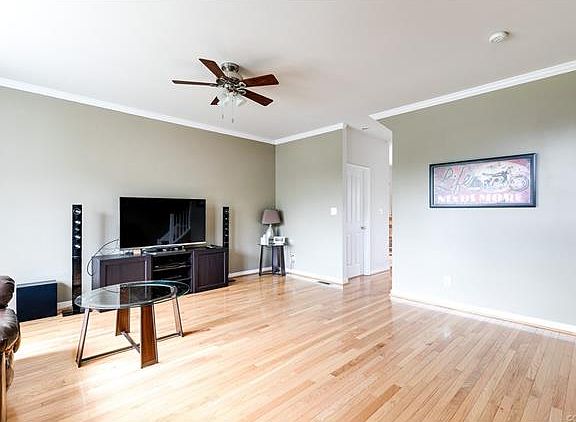 4th image of 1000 W 26th St