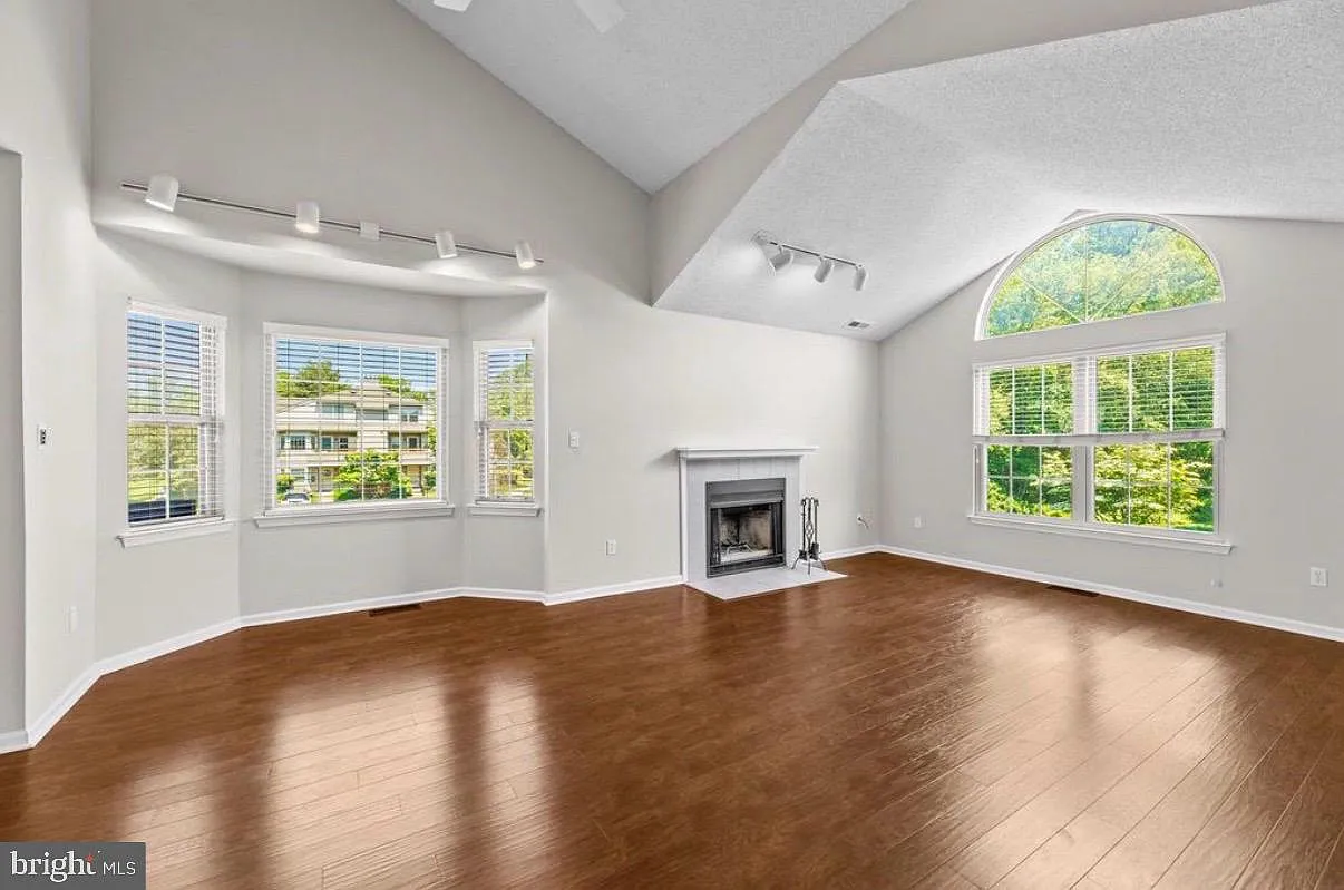 3 bed, 2.0 bath, 1550 sqft, $3,050 — Photo 2