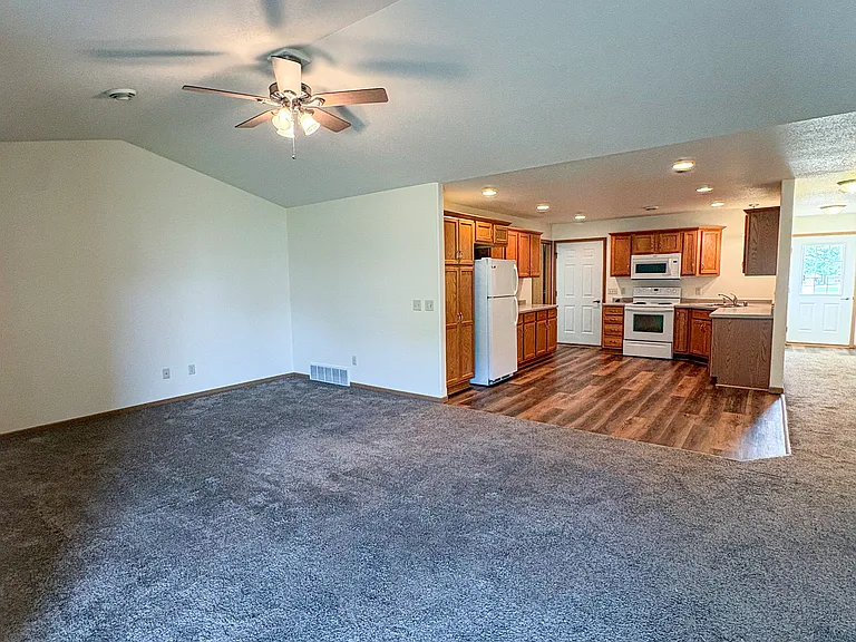 1012 W Shorewood Dr — Photo 3