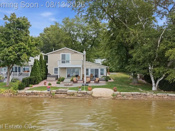 8714 Rushside Dr, Pinckney, MI 48169