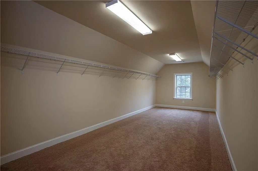 5 bed, 4.5 bath, 4080 sqft, $5,900 — Photo 2