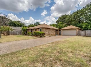 106 NE Timber Ridge Dr, Burleson, TX 76028