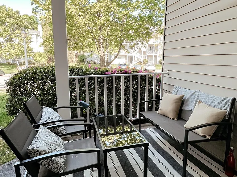1138 Sycamore Ln — Photo 2
