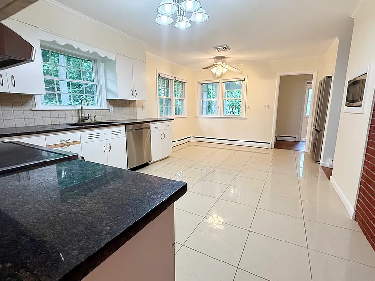 21 Byron Pl — Photo 6