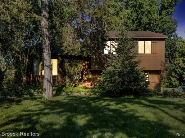 1580 Mercedes St, West Bloomfield, MI 48324