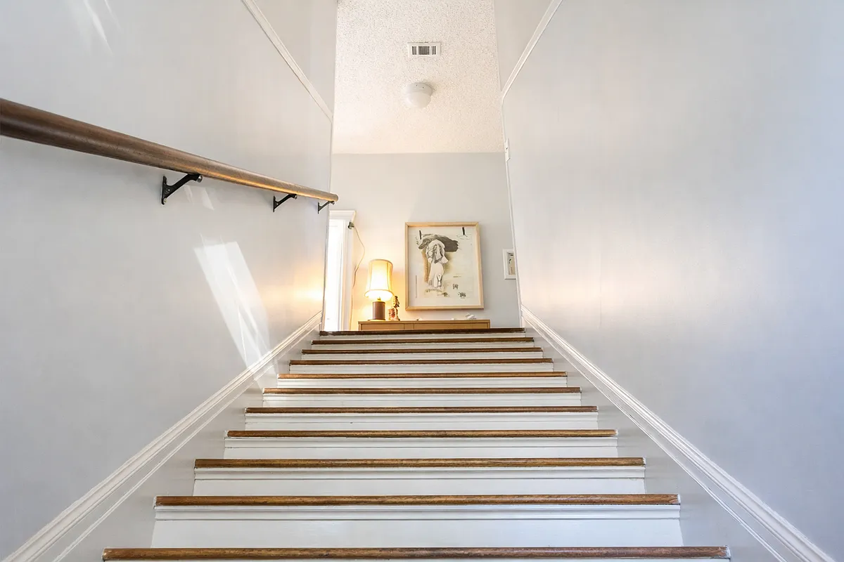 Building Photo - 1103 W 22nd St #B