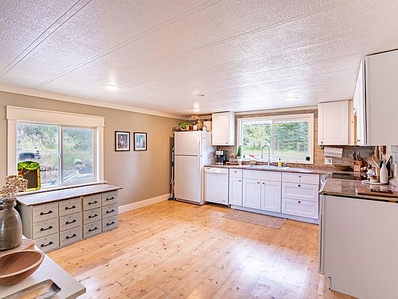 5th image of 212 E Donna Ln